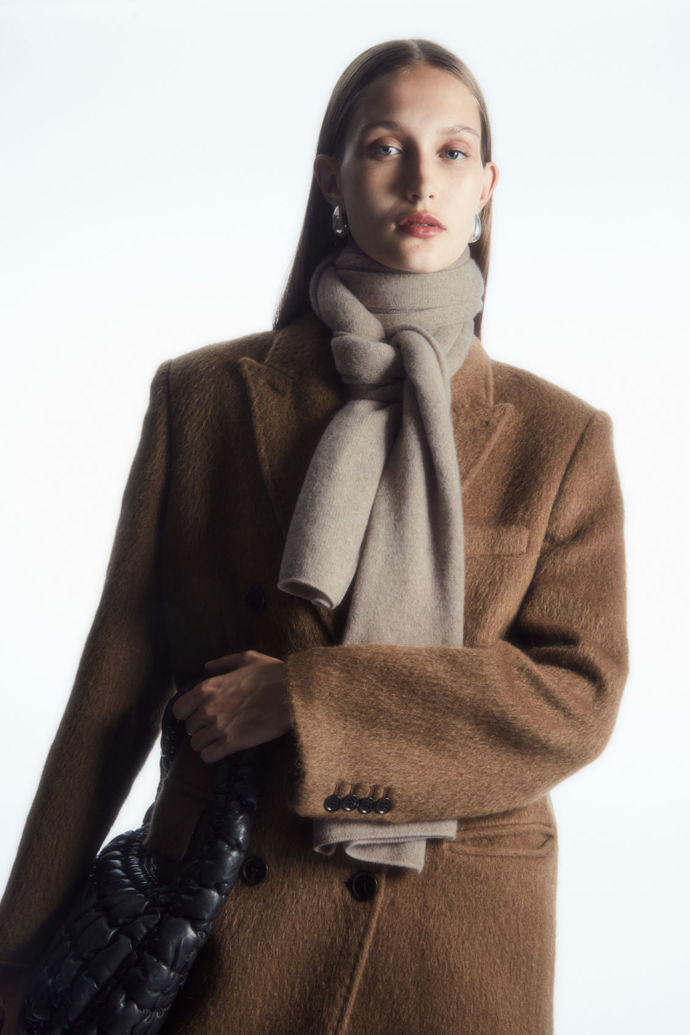 Šálu z hladkého úpletu můžete složitěji vázat. (COS)