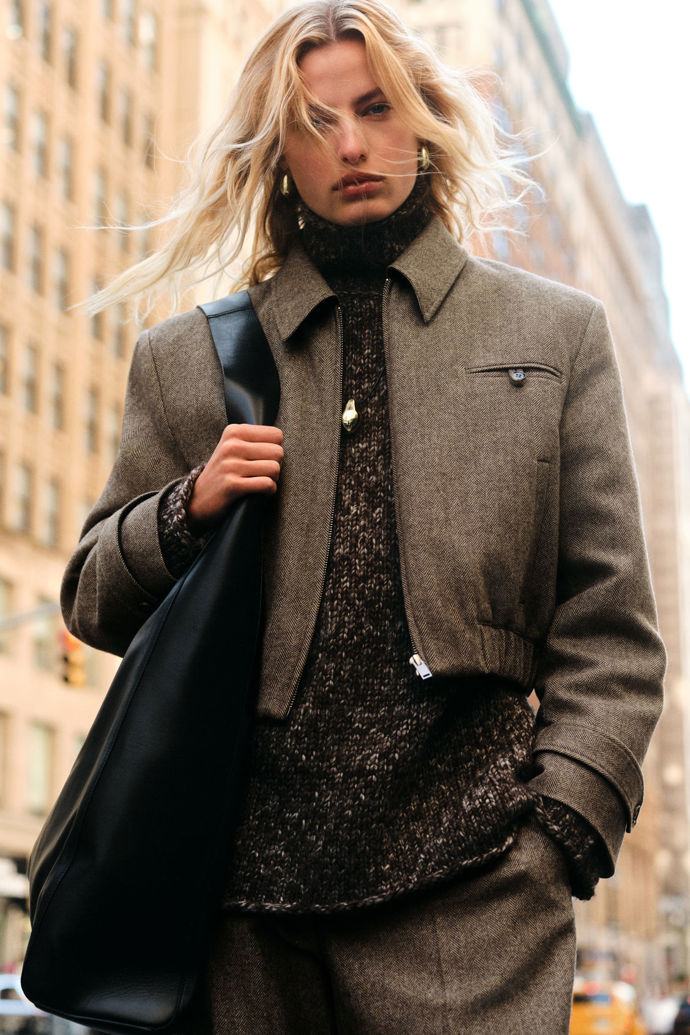 Bomber ve všech podobách omladíjakýkoliv šatník. Proč si ale nedopřát i jeho elegantní variantu z tvídu? Vyhlížívskutku aristokraticky, přitom je velmi hravý a nadšeně se nabízí pro mnoho líbivých kombinací. (COS,  4 399 Kč)