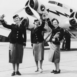 Ve 30. letech minulého století provázely cestující na palubě Československých státních aerolinií i tyto letušky.