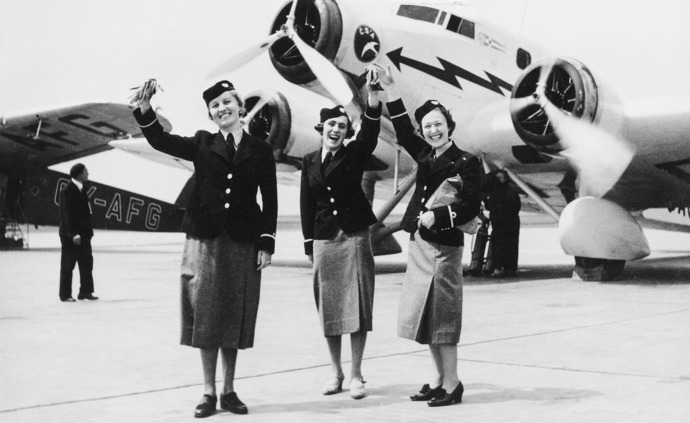Ve 30. letech minulého století provázely cestující na palubě Československých státních aerolinií i tyto letušky.