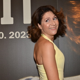 Martha Issová rovněž ukázala odhalená záda.