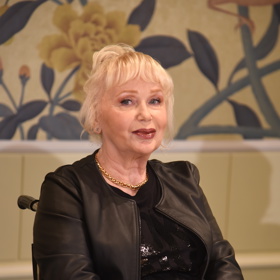 Marika Gombitová oznámila své pražské koncerty v černé kožené bundě.