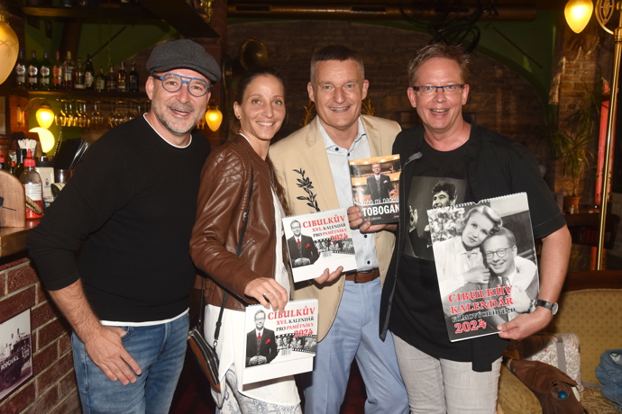 Manželka Vladimíra Hrona Michaela vynesla na křest kalendáře hnědou koženou bundu a světlé kalhoty.