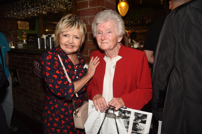 Herečka Jitka Viktorínová, představitelka filmové Adélky z Babičky (vpravo) s herečkou Evou Hruškovou, první filmovou Popelkou.