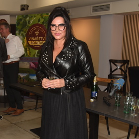 V posledních letech si také oblíbila černou barvu. Módu má Ilona Csáková v malíčku. 