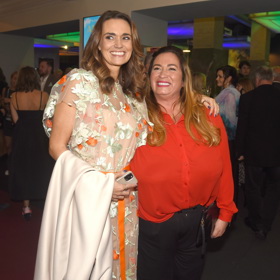 Daniela Brzobohatá se švagrovou Rolou. Sladily se do oranžové barvy.