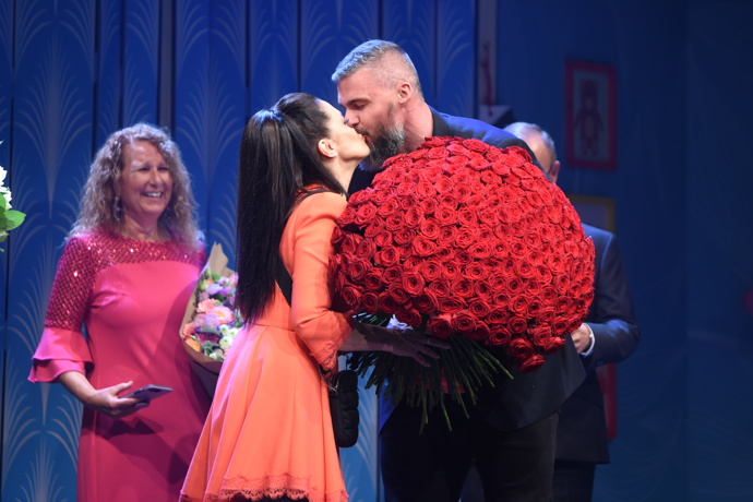 Radek Filipi růže v závěru děkovačky nosí šťastné Lucii na pódium.