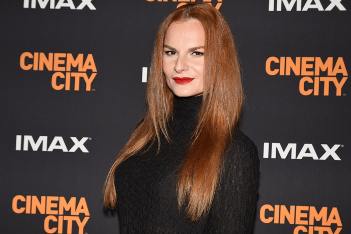 Iva Pazderková navštěvuje profesionály pouze kvůli vlasům. Líčení si ráda připravuje sama.