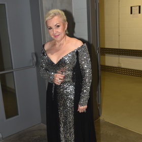 Eva Urbanová a její decentní výstřih.