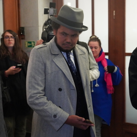 Dominik Feri přichází k soudu.