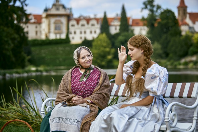 Monika Goldefusová dodává, že hrát dvě odlišné dívky jí pomohly hlavně kostýmy. Díky nim mohla přepnout z jedné Mařenky do druhé...