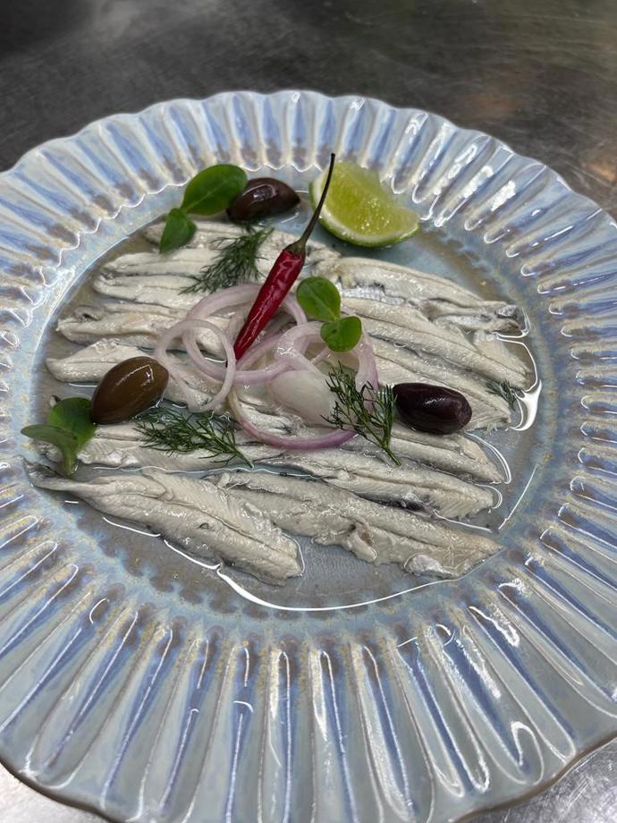 Plzeňská restaurace Rango nabízí jako předkrm  marinovaná filátka sardinek v chianti octu, šalotce a extra panenském olivovém oleji z Istrie. 
