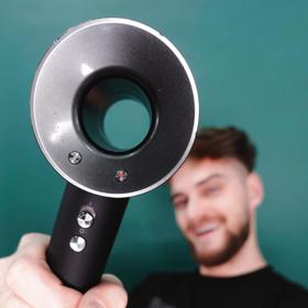 Jednou zásadní radou je vlasy nepřepalovat. Dan Pašek pracuje s přístroji značky Dyson, které doporučuje hlavně pro jejich možnost měnit teplotu, a předejít tak poškození vlasů.