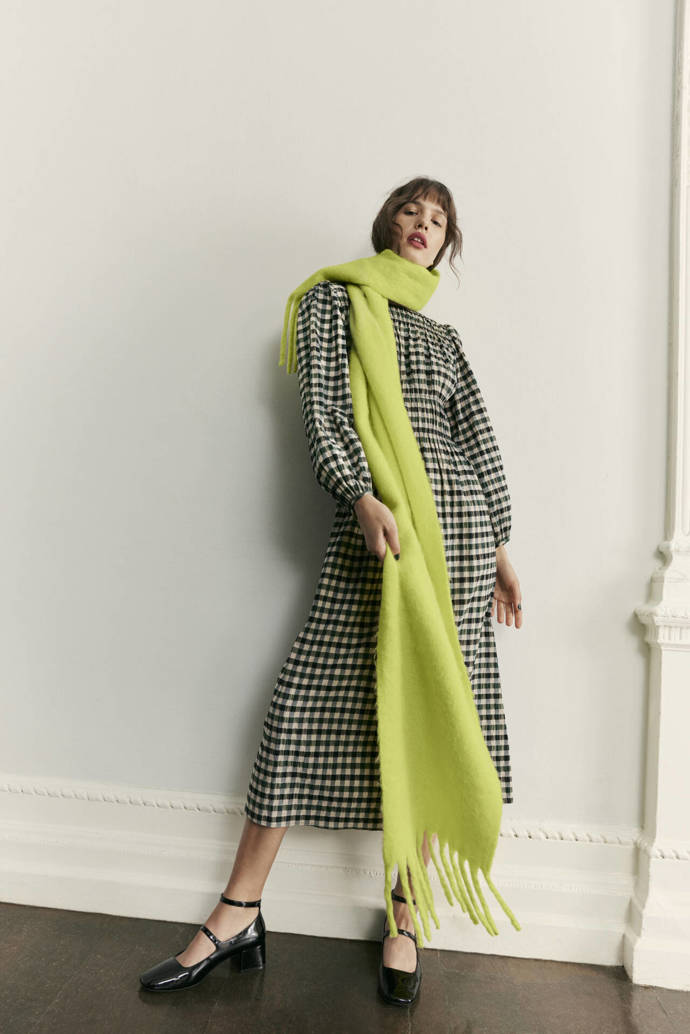 Maxi šála ve výrazném kontrastním tónu. (Marks & Spencer, 599 Kč)