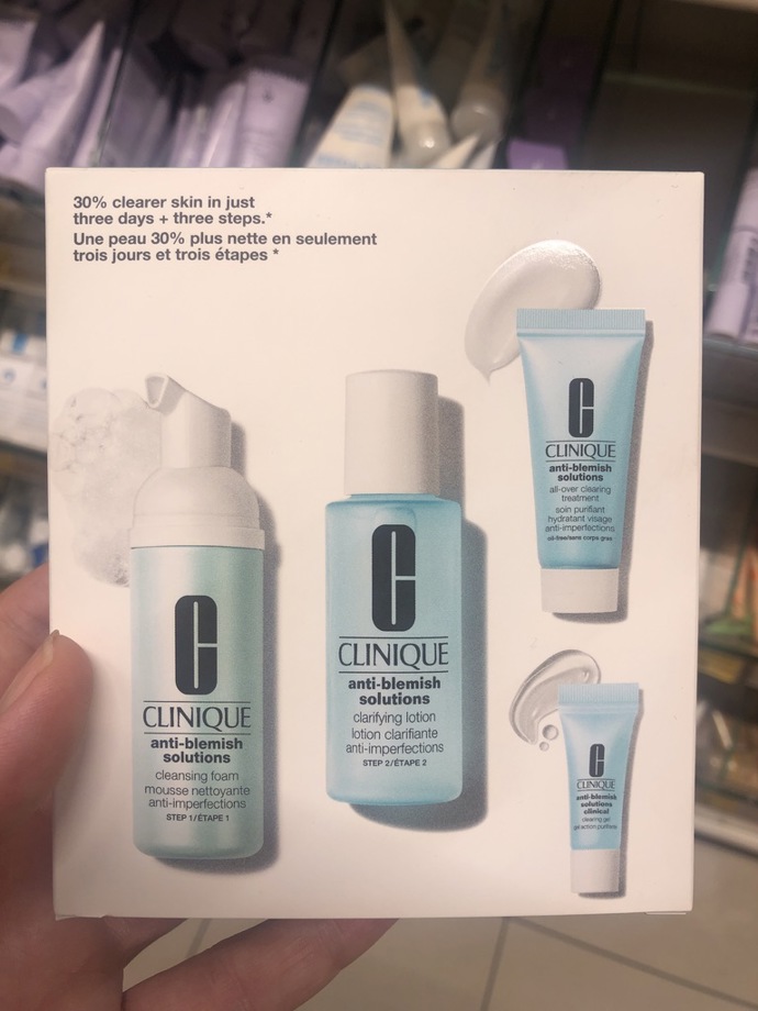 Na mladistvou pleť se sklony k akné sadu Anti-Blemish Solutions od Clinique. Obsahuje čistící pěnu, tonikum, hydratační krém a čistící gel. 