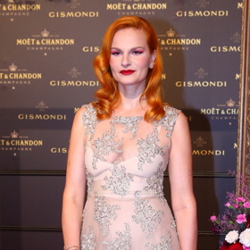 Herečka a influencerka Iva Pazderková radí svým fanouškům na YouTube, jak se slušivě nalíčit na rande i na běžné denní pochůzky.