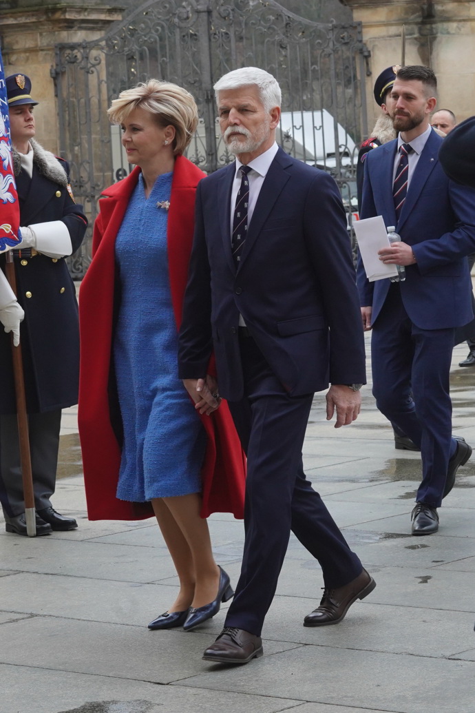 Stejný šperk si připnula i na šaty Zuzany Kubíčkové, ve kterých dorazila na Hrad v den inaugurace letos v březnu.