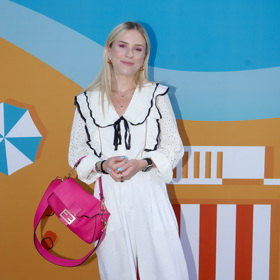 Mariana Prachařová představila blůzu s volány v podobě madeirové halenky s kontrastními krajkovými detaily.