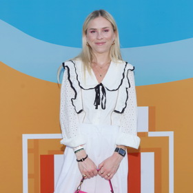 Halenku Mariana doplnila o bílé kalhoty a zářivě růžovou sadu doplňků.