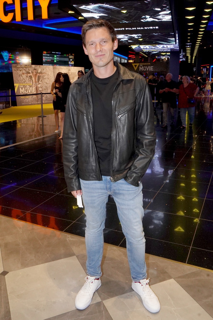 Zpěvák Pavel Calta si do kina vyšel ve světlých džínách a černé kožené bundě.