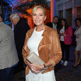 Helena Vondráčková vynesla ke kožené bundě elegantní třpytivé psaníčko.