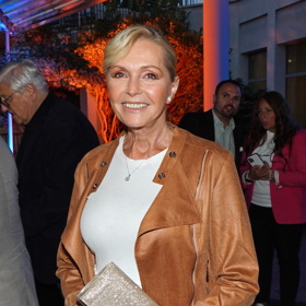 Helena Vondráčková gratulovala Františku Janečkovi v hnědé kožené bundě, pod kterou oblékla romantické bílé šaty.