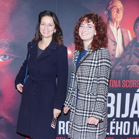 Do kina přišla Adéla Gondíková v doprovodu své dcery Nely Brouskové. Ta letos na podzim nosí černo-bílý károvaný kabát.
