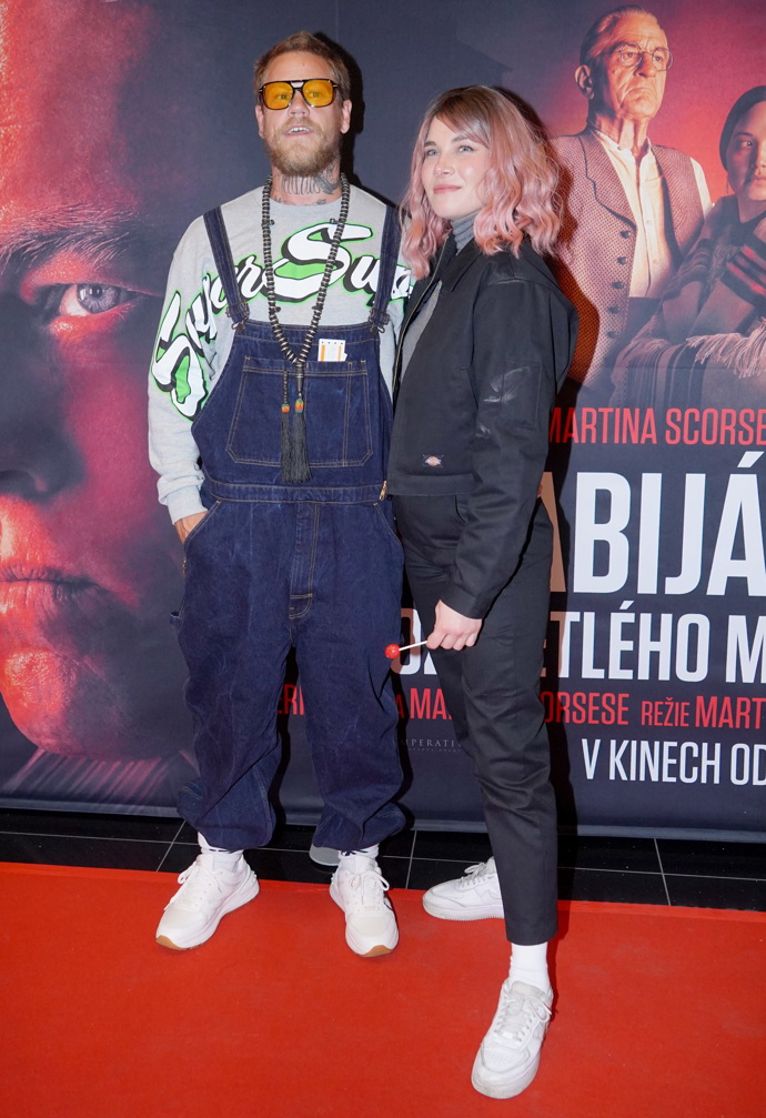 Účastníci reality show Survivor Adam Raiter a Žaneta Skružná, která vyrazila v růžové paruce.