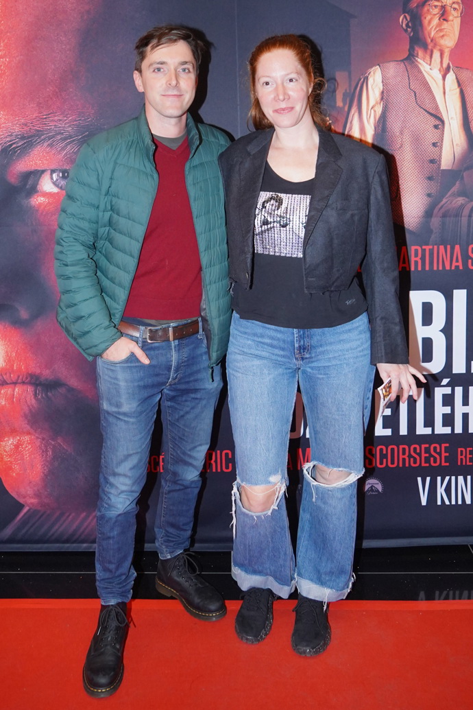 Herecký manželský pár Karel Heřmánek mladší a Nikol Kouklová vsadil na klasiku - pohodlné džíny. Karla na podzim hřeje červený svetřík a zelená péřová bunda.
