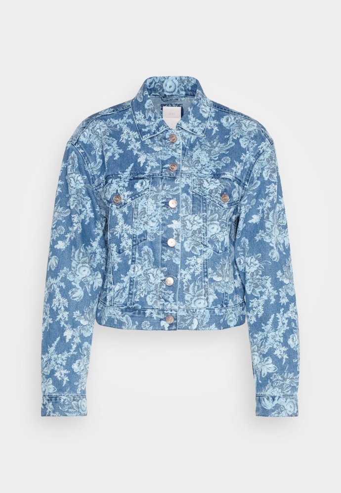 Doplnit je může netypicky vzorovaná džínová bunda. (GAP, 2 190 Kč)