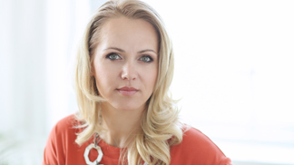 sebevědomá, vážná