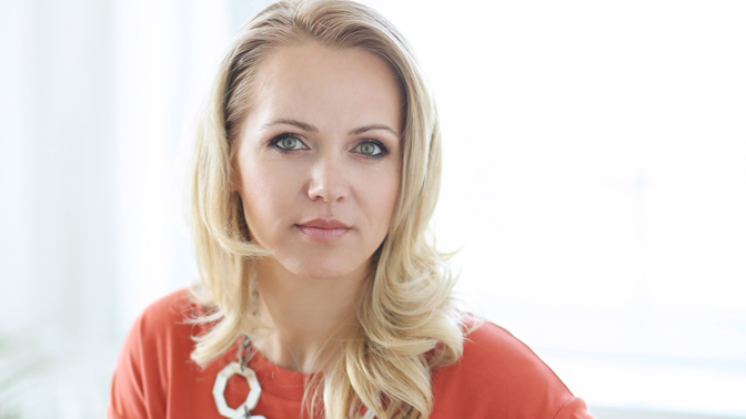 sebevědomá, vážná