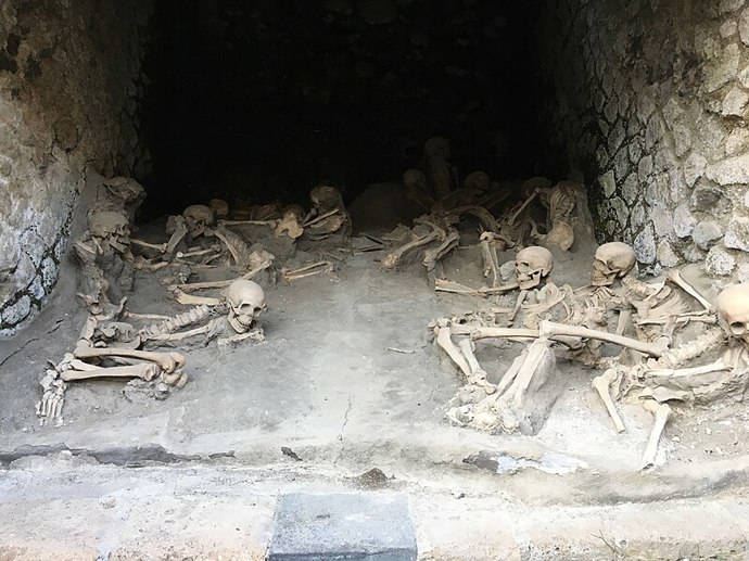 Kostry obětí v Herculaneu.