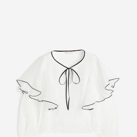 Halenka s volány a kontrastními lemy, H&M, 1 329 Kč