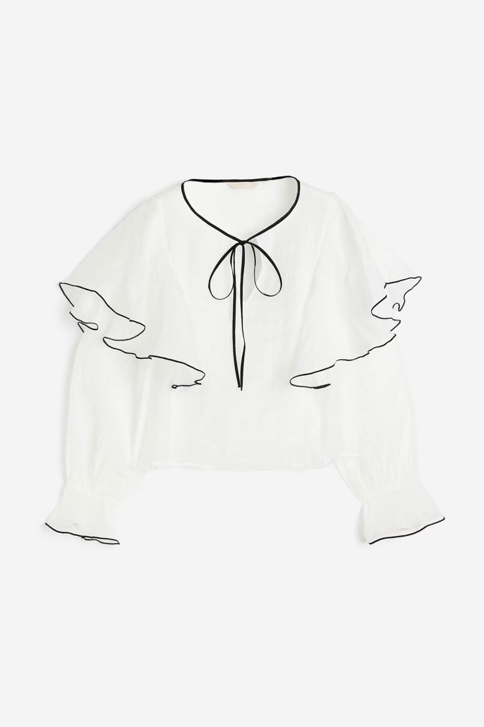 Halenka s volány a kontrastními lemy, H&M, 1 329 Kč