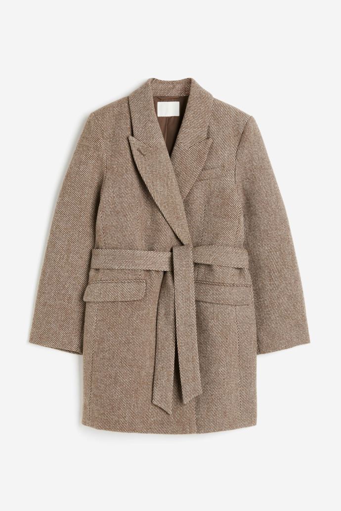 Sako s vázačkou v pase, která umí upravit siluetu do požadovaných křivek. (H&M, 1 699 Kč, až do velikosti XXL)