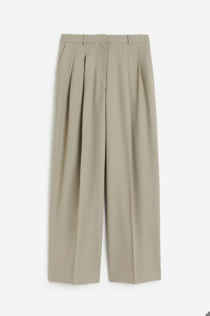 Vlněné kalhoty s širokými nohavicemi a hlubokými záševky zvýrazní pasovou linii. (H&M, 4 299 Kč, až do velikosti 46)