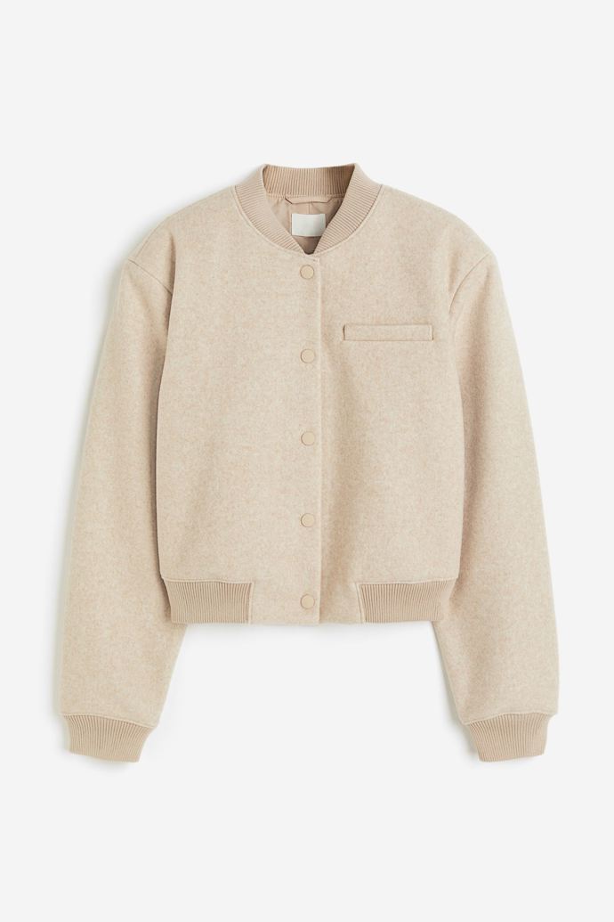 Varianta v pískové barvě nabízí nevinný tón vhodný do vícevrstevnatých tónovaných outfitů. (H&M, 799 Kč)