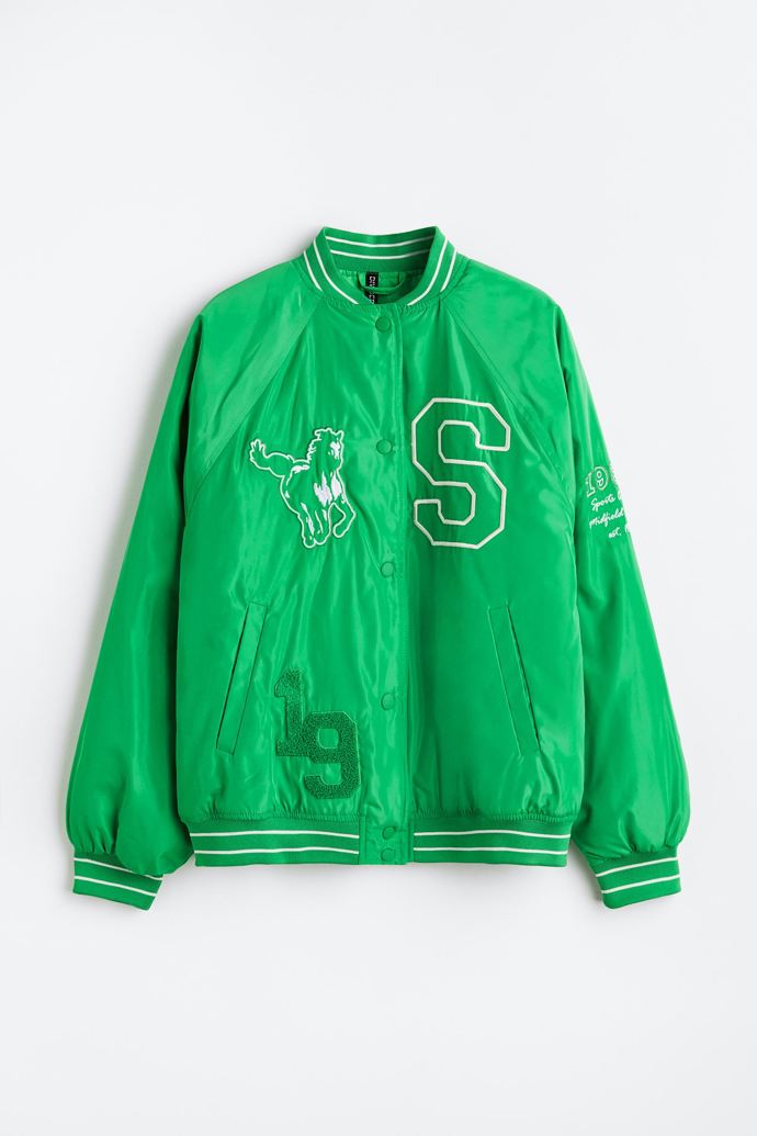 Vyšívaná baseballová bunda, H&M, 749 Kč