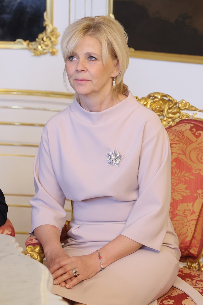 Zdá se, že si Eva Pavlová tento druh šperku velmi oblíbila.