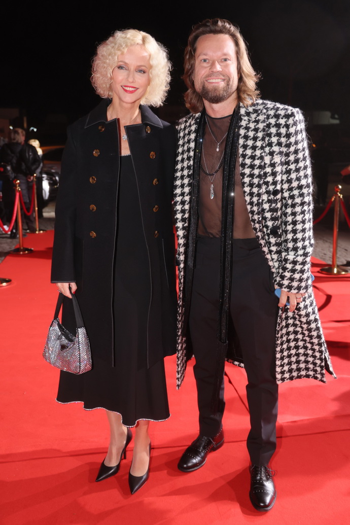 Na slavnostní vyhlášení ankety Český slavík 2022 dorazil Richard Krajčo v nepřehlédnutelném transparentním topu. Zda je z dámského oddělení některé z módních značek, to nám neprozradil.