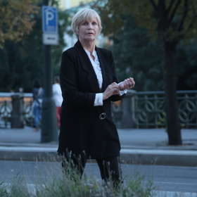 Cestou do divadla fotografové zachytili i Jitku Molavcovou, která stejně jako kolegyně propadla mikádu.