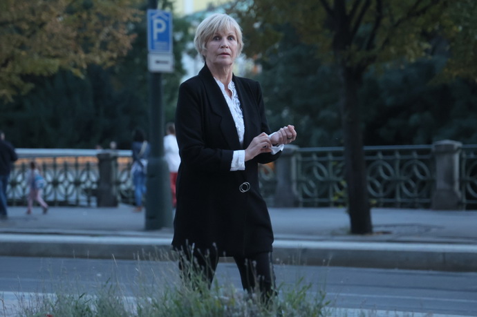 Cestou do divadla fotografové zachytili i Jitku Molavcovou, která stejně jako kolegyně propadla mikádu.