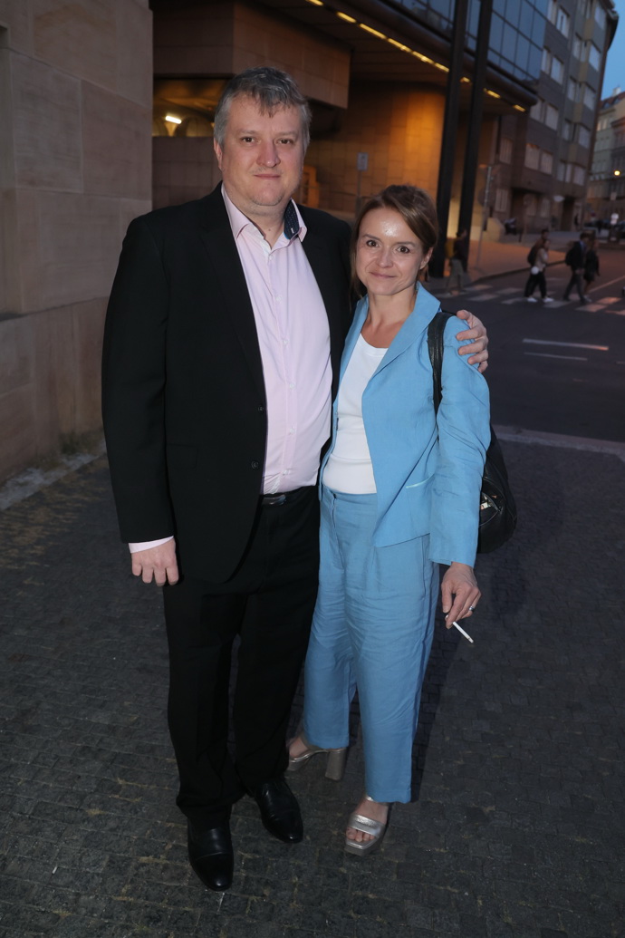 Herečka Halka Třešňáková s manželem Tomášem Jeřábkem. Halka vynesla tyrkysový kalhotový kostým, pod který oblékla bílé basic tričko.