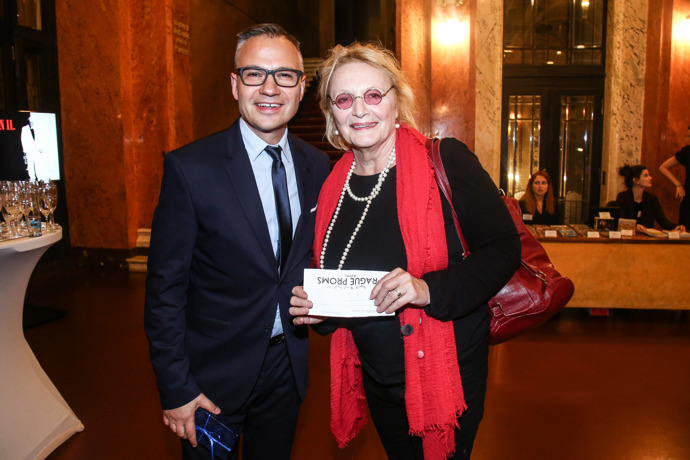 Dobrým přítelem Reginy Rázlové je producent Janis Sidovský.