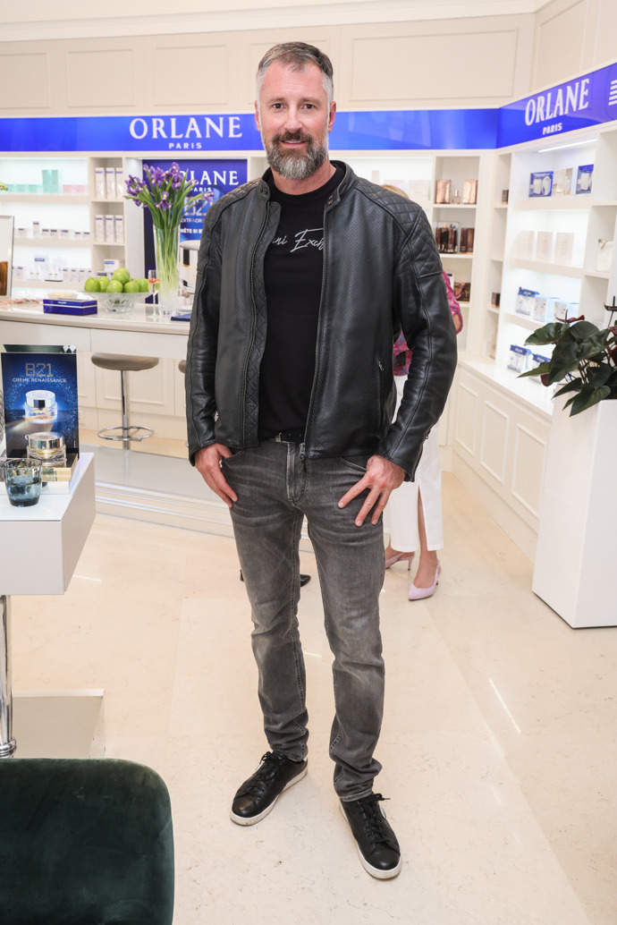 Moderátor Petr Vágner klasicky kombinuje koženou bundu s tmavým tričkem a džínami.