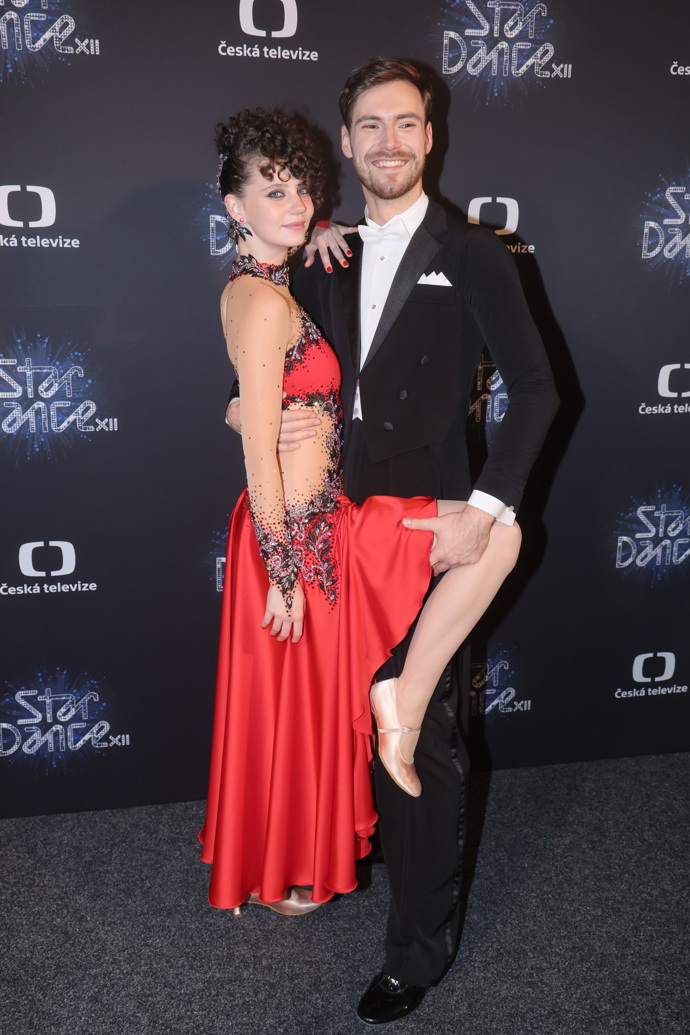 Sympatická Darija Pavlovičová odhalila nohy díky velmi povedené choreografii, jejímž autorem je její taneční partner Dominik Vodička.