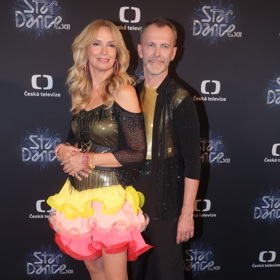 Taneční pár tvoří herečka s dlouholetým porotcem StarDance Janem Tománkem. Richard Genzer jejich sambu přirovnal k pohybu dvou Petřínských rozhleden, narážel přitom s vtipem na výšku obou tanečníků.