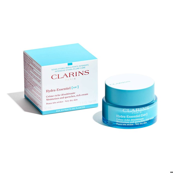 Francouzky si pleť pravidelně čistí, hydratují a chrání před UV zářením. Pečují o sebe např. produkty značky Clarins. 