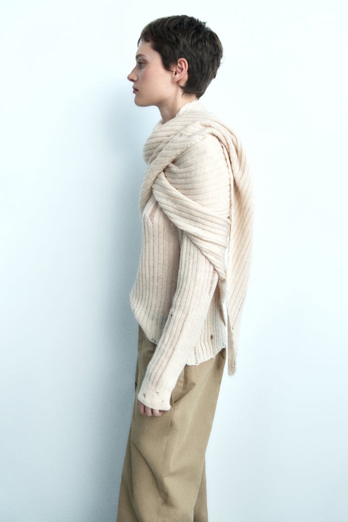 Přechodná období jsou nakloněna lehčím druhům úpletů, vrstveným přes sebe. (Zara)